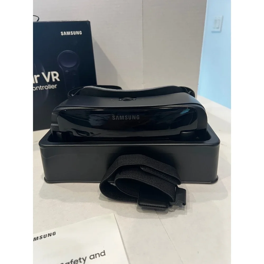 Samsung Gear‎ VR with Controller Powered by Oculus SM-R324 New Open Box